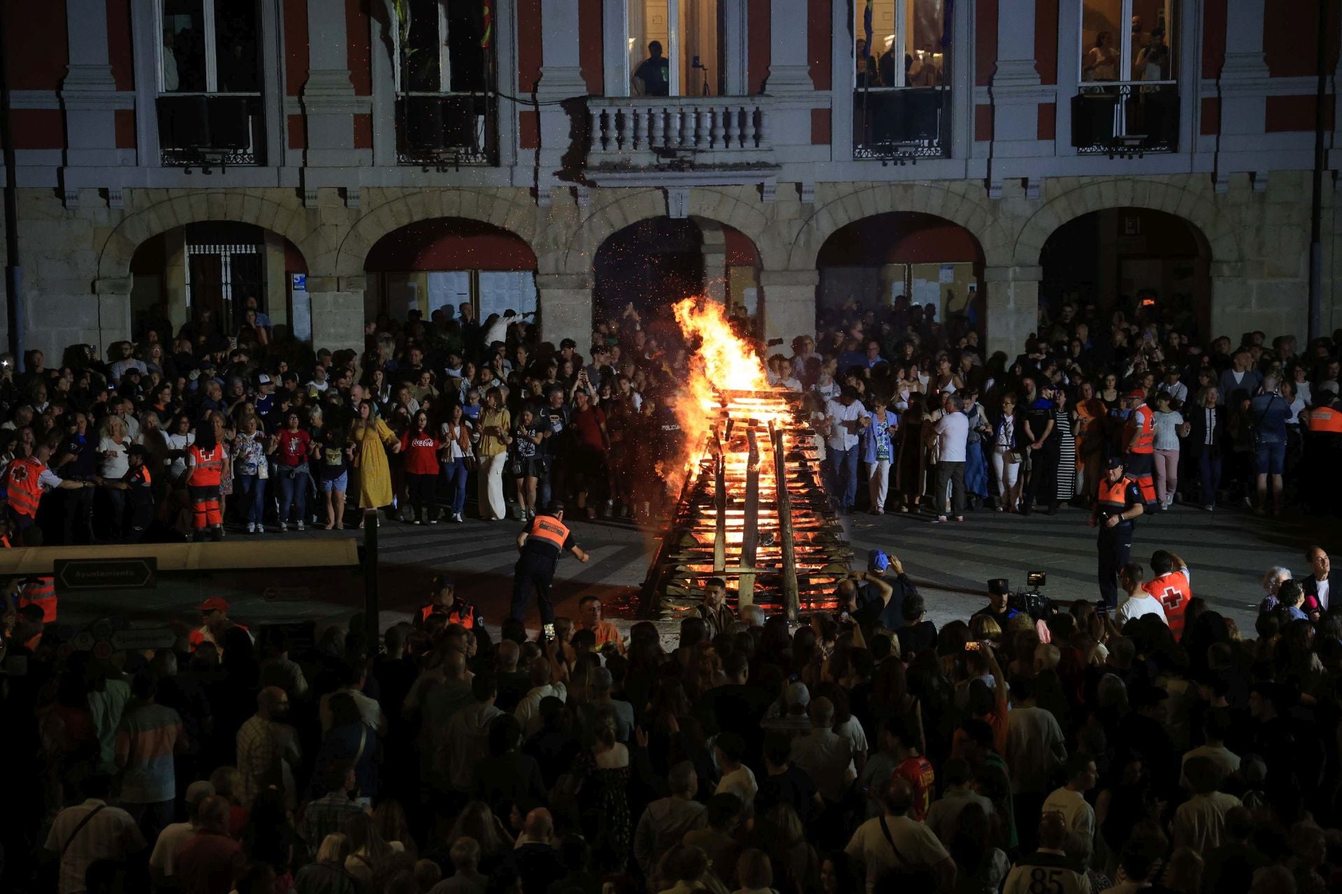 El fuego ilumina la gran noche de Mieres