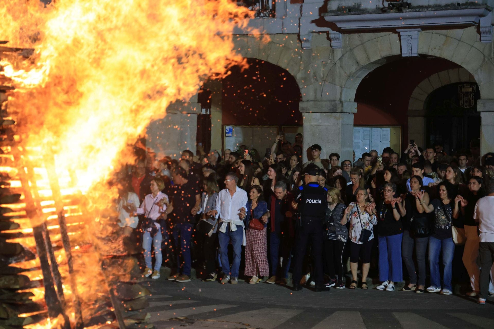 El fuego ilumina la gran noche de Mieres