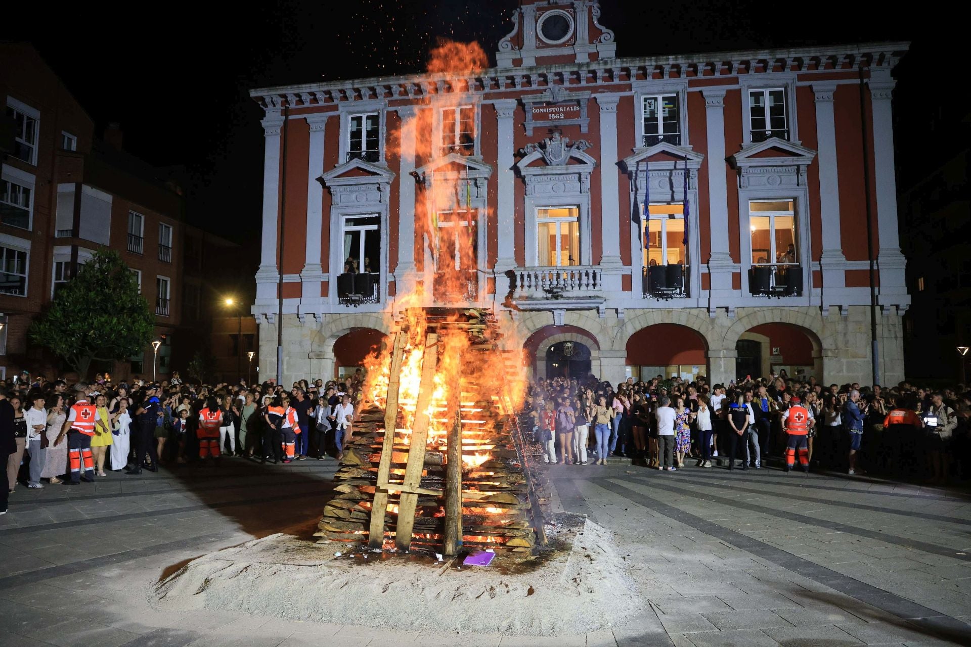 El fuego ilumina la gran noche de Mieres