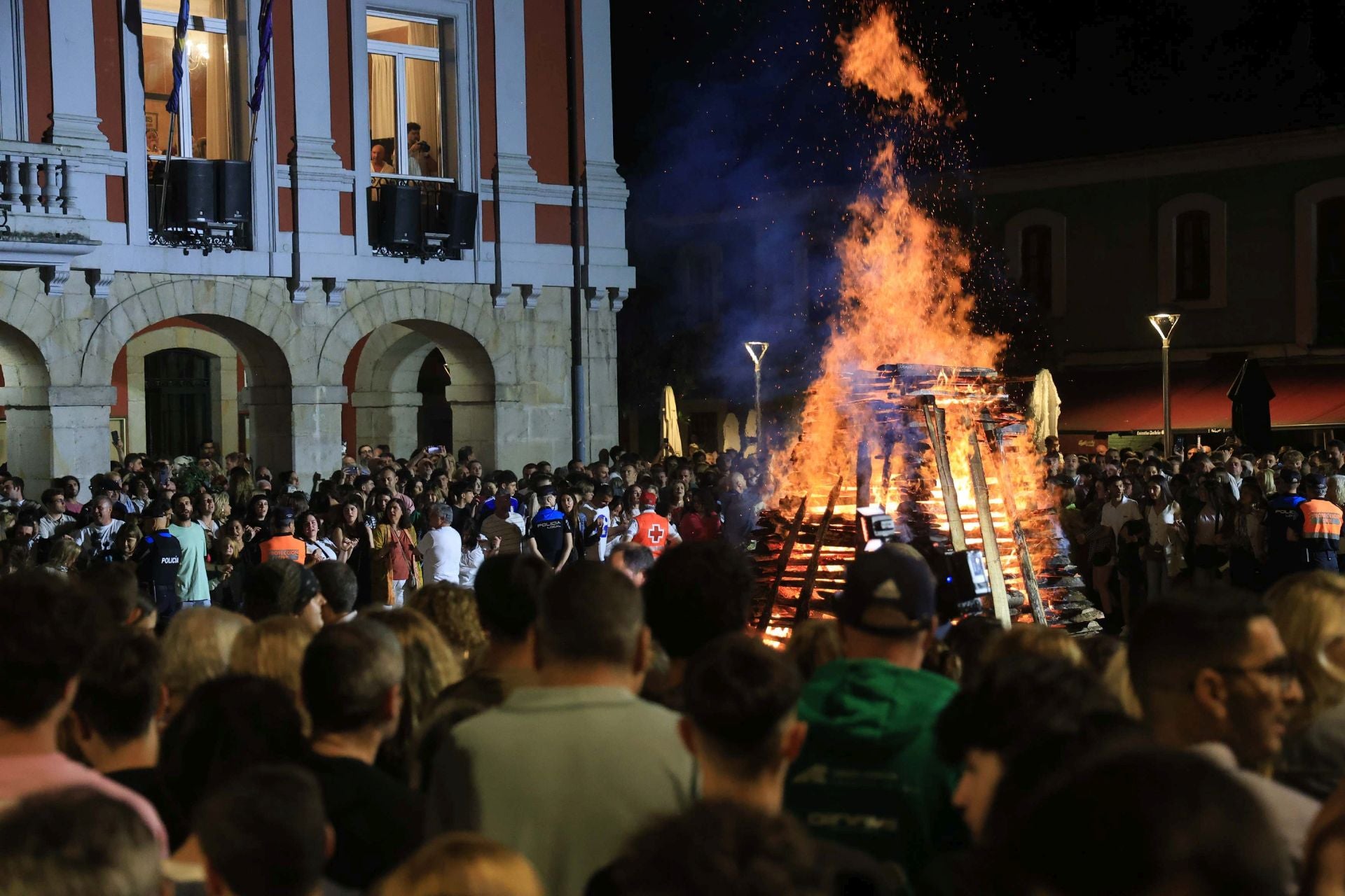 El fuego ilumina la gran noche de Mieres