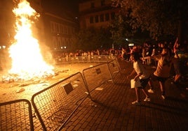 Hoguera de San Juan en la plaza Porlier de Oviedo