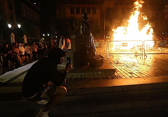 Hoguera de San Juan en Oviedo: fuego para quemar lo malo y multiplicar lo bueno