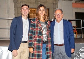 Los concejales de IU Noreña Matías Hevia y Liliana Díaz junto al portavoz del partido, Javier Ardura