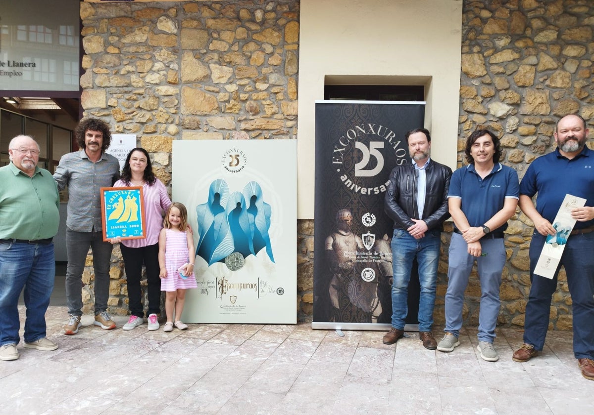 Juan Maquinay y el edil de Festejos, Iván Pérez, junto a los hermanos Del Valle, Eugenia, con la pequeña Pilar Martínez, Juan y David, con el alcalde de Llanera, Gerardo Sanz, entre ellos.