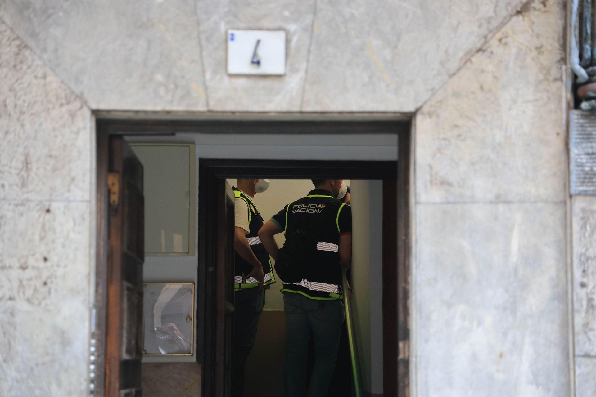 Las imágenes del registro que acabó con el hallazgo de un cadáver en un piso de Gijón