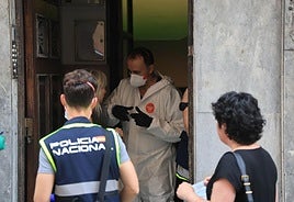 Las imágenes del registro que acabó con el hallazgo de un cadáver en un piso de Gijón