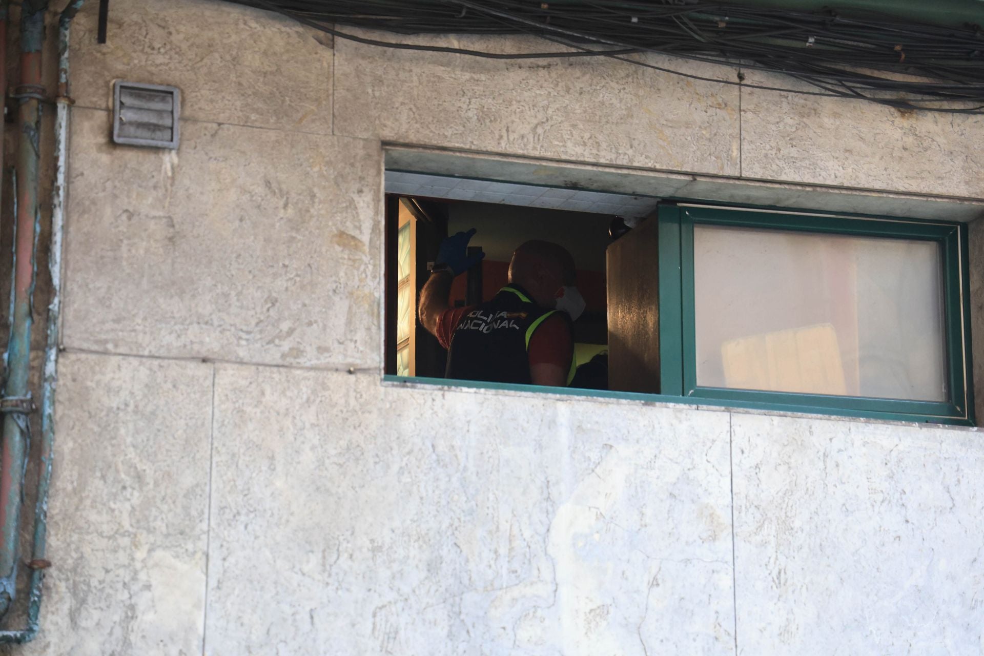 Las imágenes del registro que acabó con el hallazgo de un cadáver en un piso de Gijón