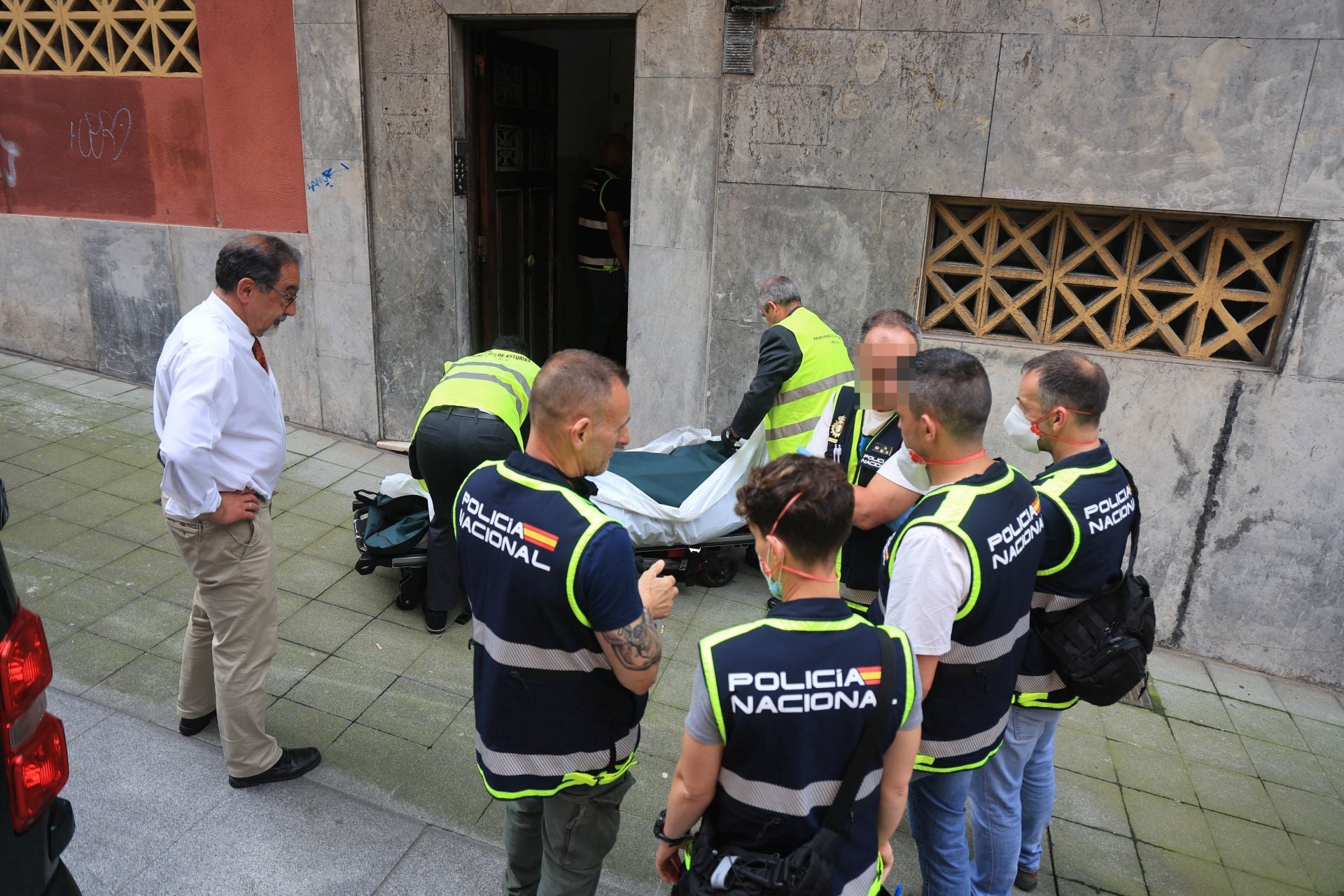 Las imágenes del registro que acabó con el hallazgo de un cadáver en un piso de Gijón