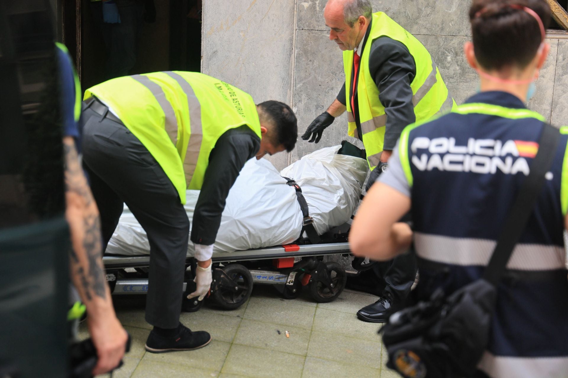 Las imágenes del registro que acabó con el hallazgo de un cadáver en un piso de Gijón