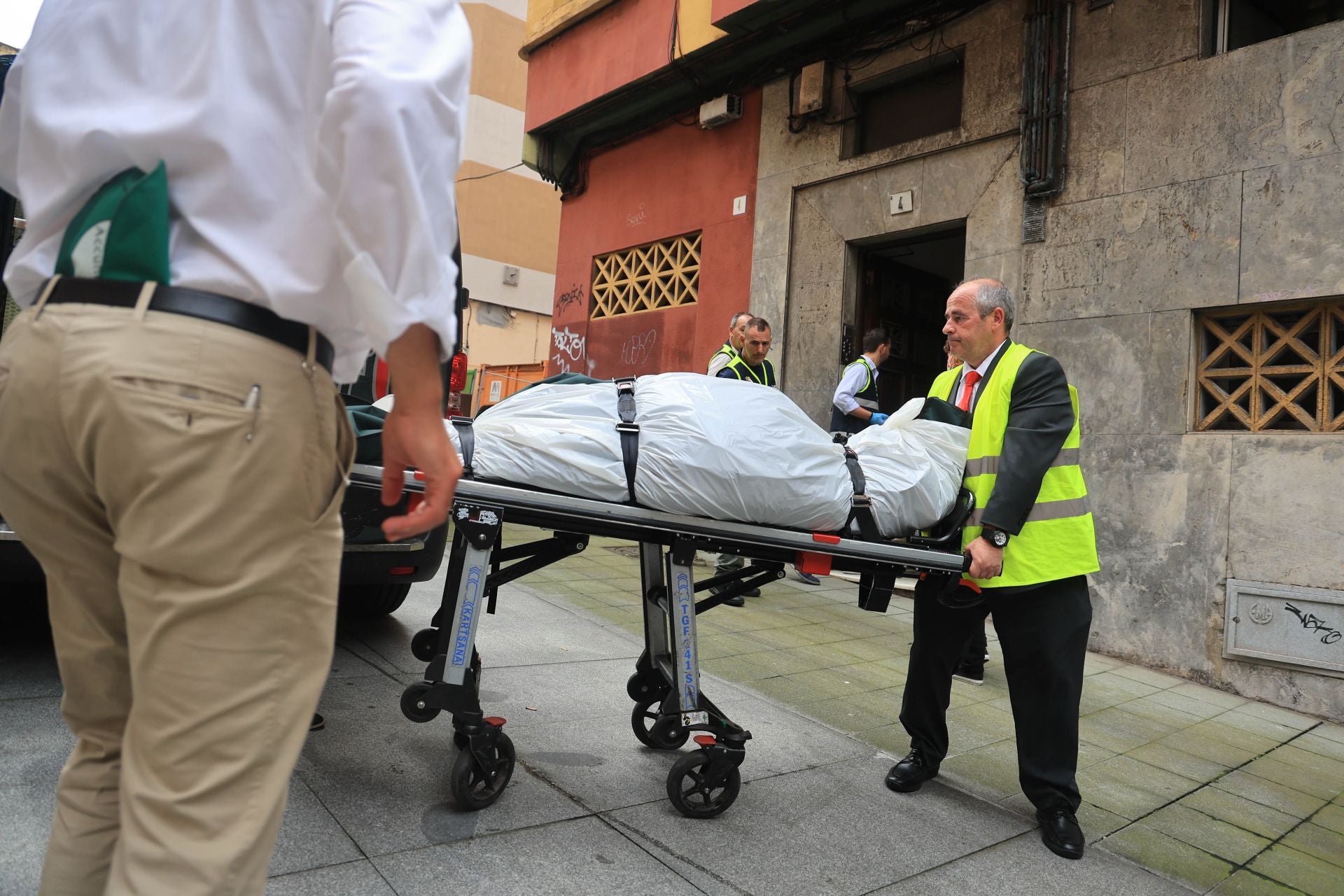Las imágenes del registro que acabó con el hallazgo de un cadáver en un piso de Gijón