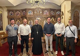 Jorge González-Palacios y Guzmán Pendás junto al sacerdote ortodoxo Florin Nicolae Goia y su equipo.