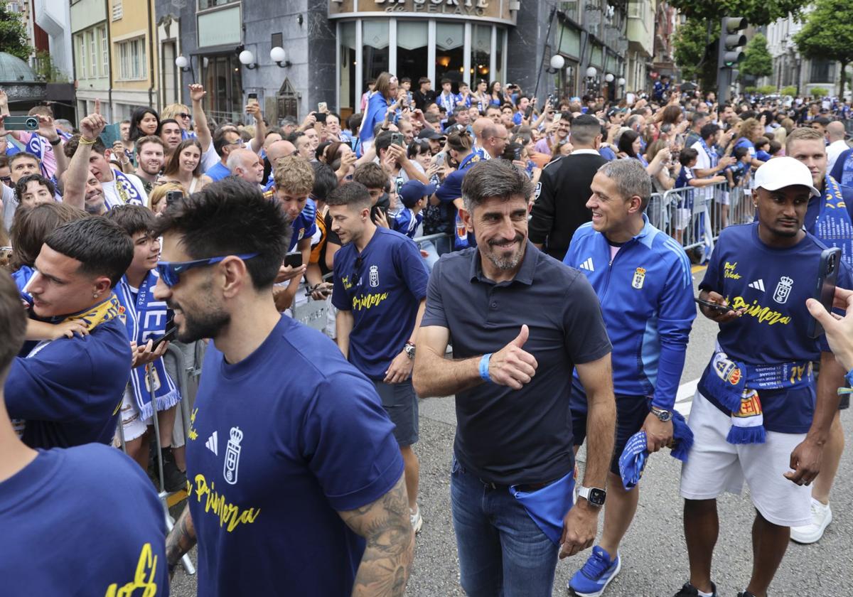 Paunovic, en el centro, durante al celebración del ascenso del Real Oviedo a Primera División.