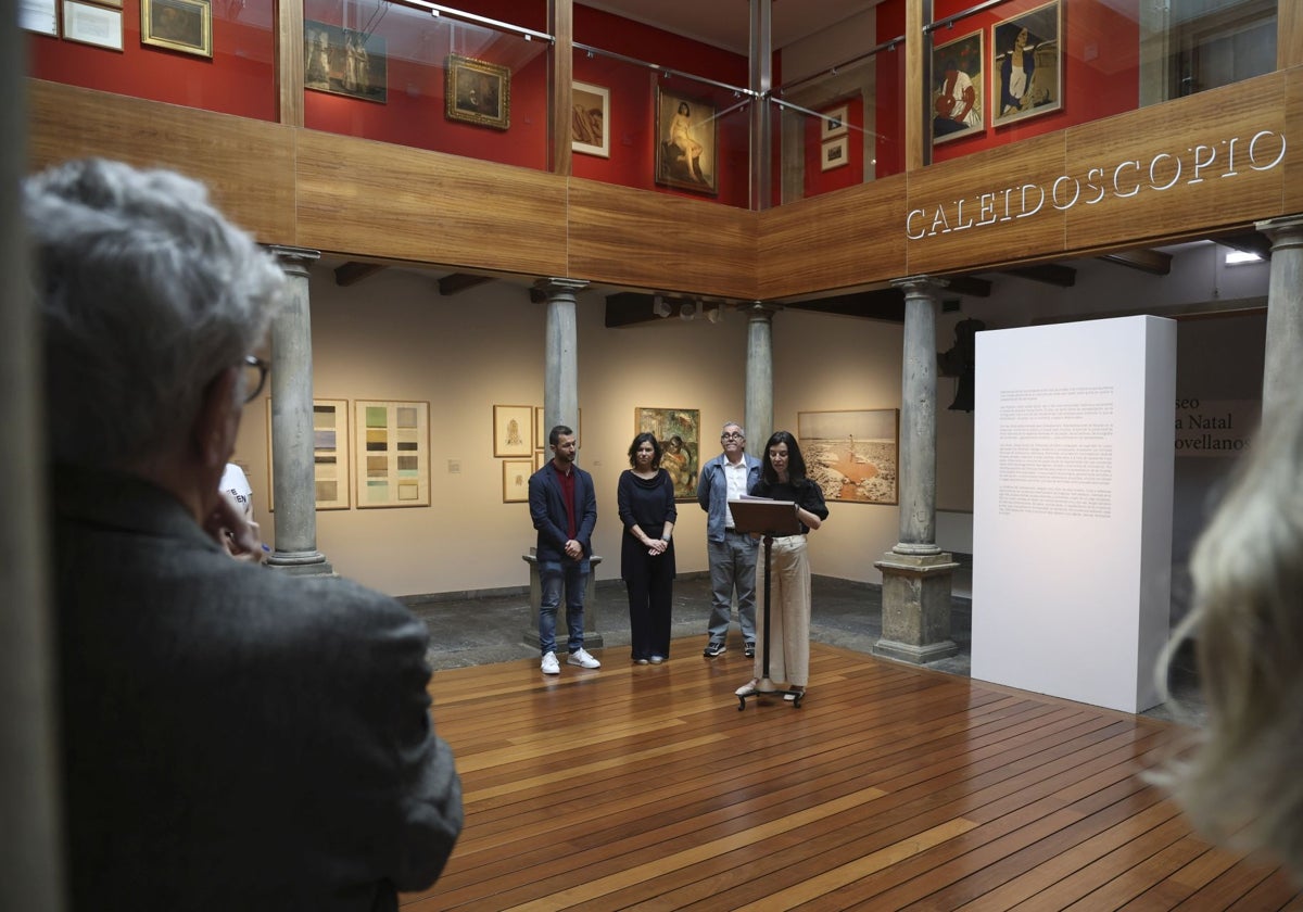 Aitor Martínez, director de la Fundación Municipal de Cultura; Montserrat López, concejala de Cultura; Saturnino Noval García, director del museo, y Renata Ribeiro dos Santos, comisaria de la muestra.