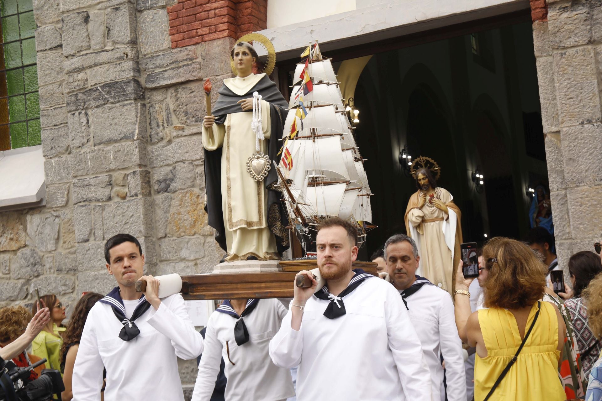 San Juan de la Arena celebra su procesión marinera, declarada de Interés Turístico
