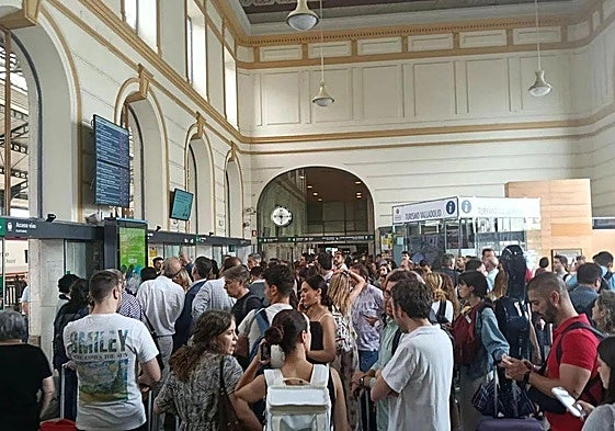 Viajeros esperan noticias en la estación Campo Grande.