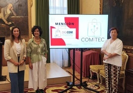 Ángela Pumariega, Sara Menéndez y Carmen Moreno, durante el anuncio del premio recibido.