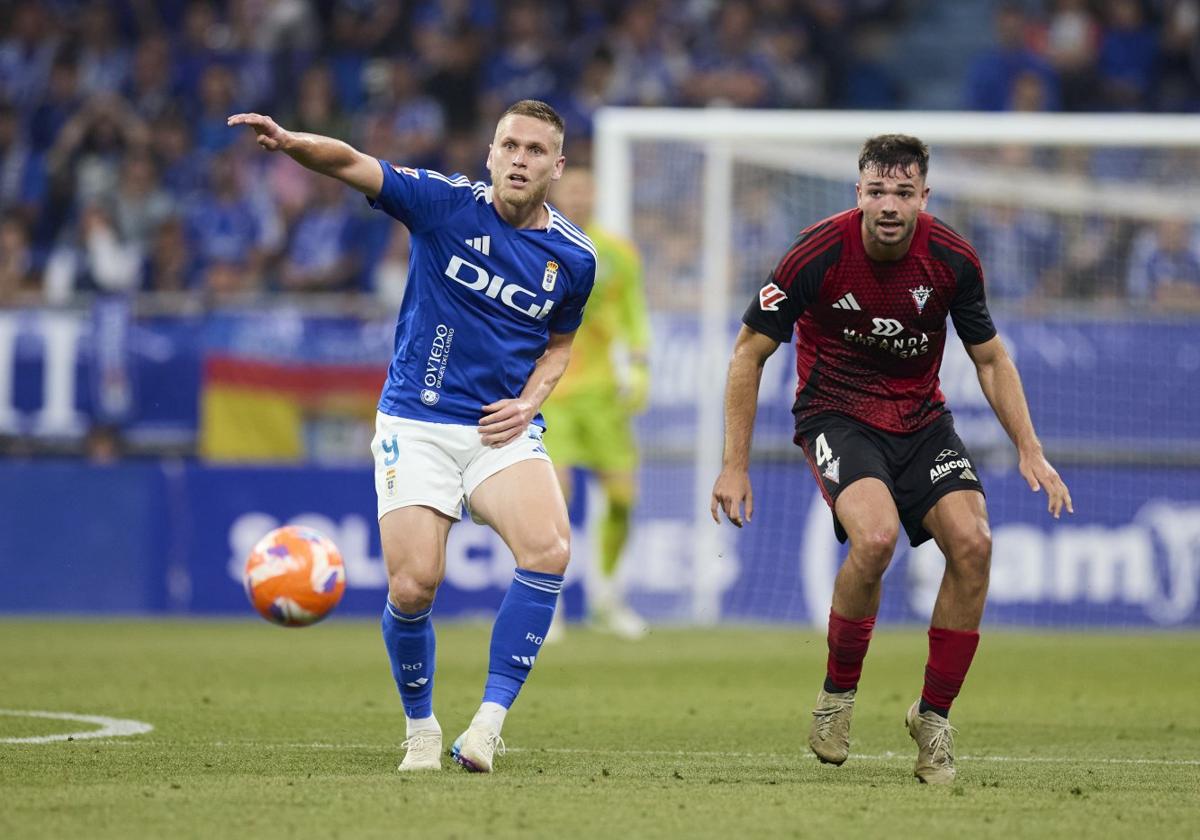 Alemao intenta anticiparse a Egiluz, del Mirandés.
