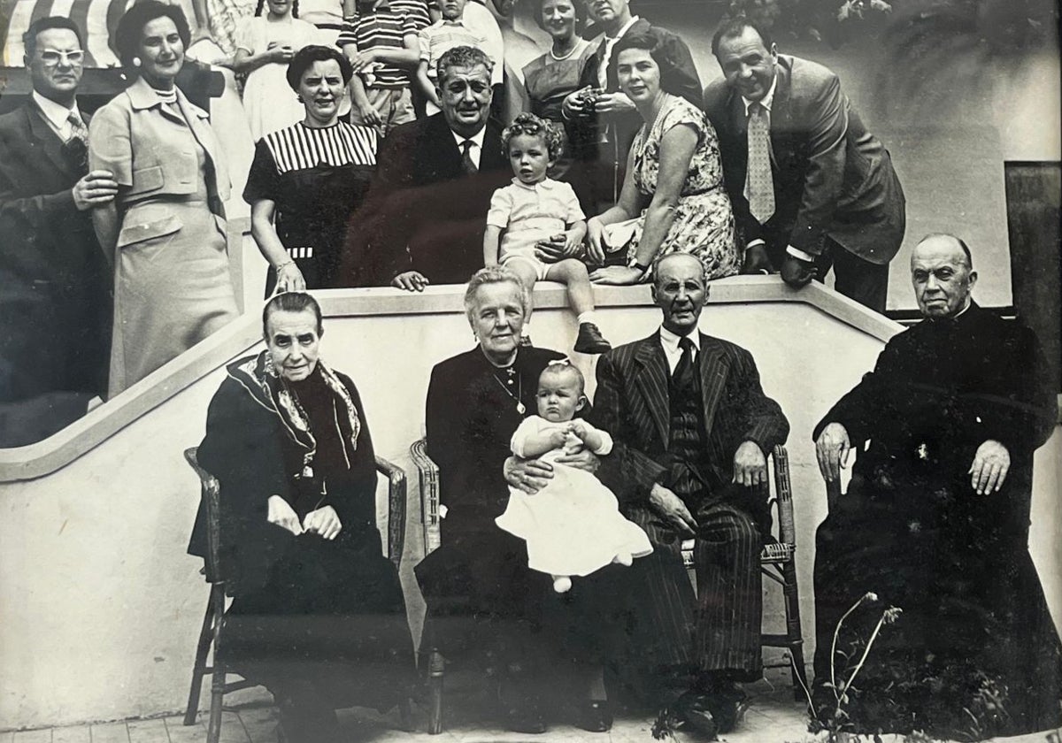 El deán José Cuesta en una fotografía familiar en blanco y negro, que aún conserva Loreto Somolinos, vocal de la Asociación Amigos del Reino Astur.