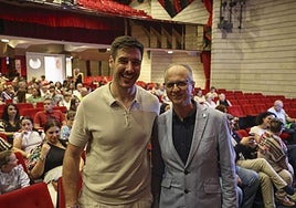 Abel Serdio, premio Fundavi de Honor, junto al concejal de Deportes Juan Carlos Guerrero.