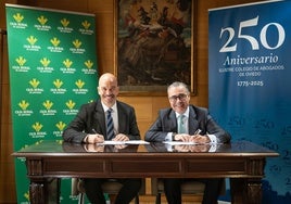 Mariano Espín y Antonio González-Busto, durante al firma.