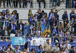 Varios aficionados del Real Avilés, durante la vuelta de la final del 'play off' frente al Rayo Majadahonda.