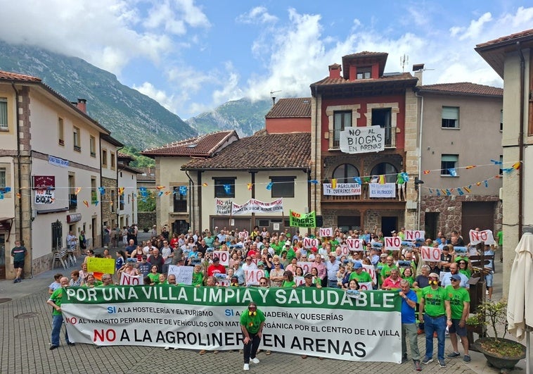 Los manifestantes, en la plaza del Castañéu de Arenas de Cabrales, antes de iniciar la marcha.