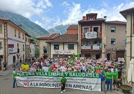 Los manifestantes, en la plaza del Castañéu de Arenas de Cabrales, antes de iniciar la marcha.