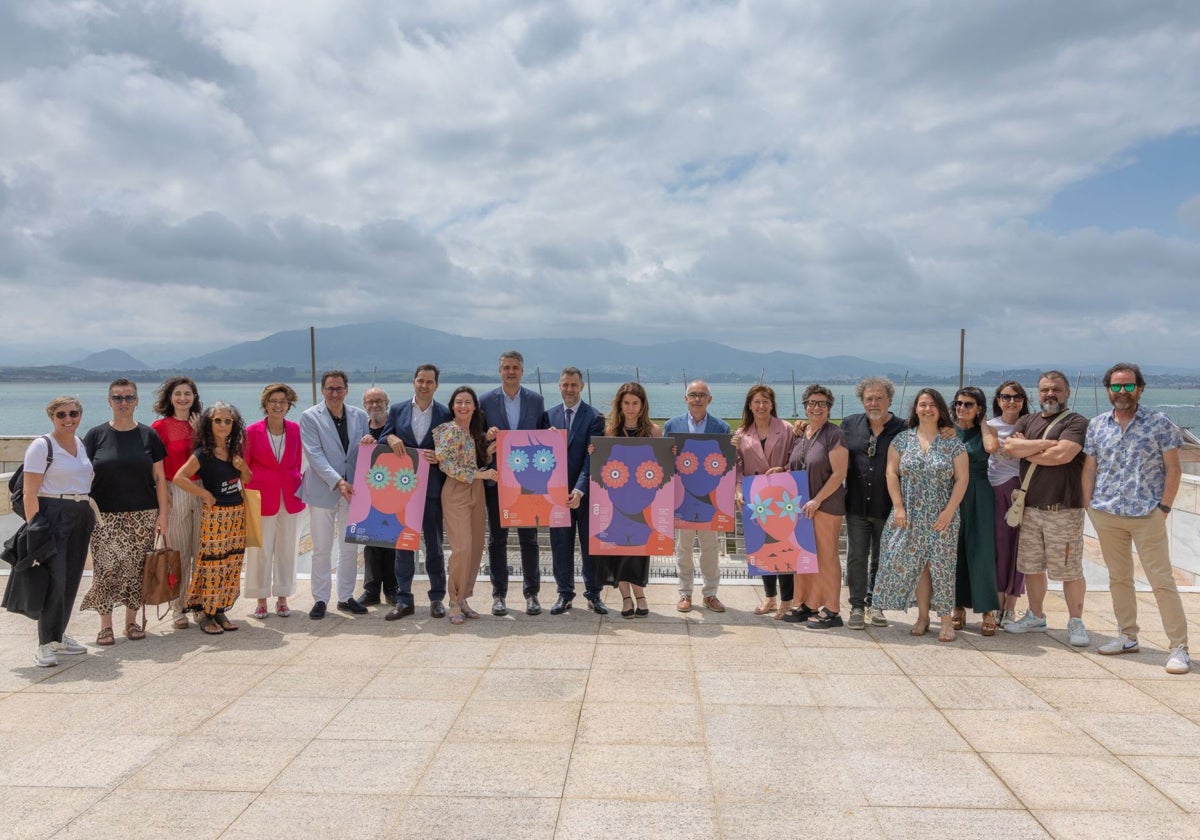 Representantes de las compañías participantes en la presentación, a la que también acudió el director general de Acción Cultural de Asturias, Antón García.