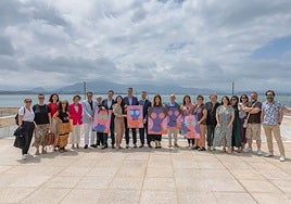 Representantes de las compañías participantes en la presentación, a la que también acudió el director general de Acción Cultural de Asturias, Antón García.