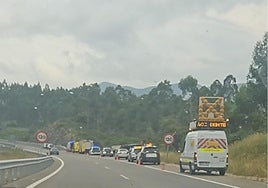 Los equipos de rescate e investigación, en la zona en la que ocurrió el accidente.