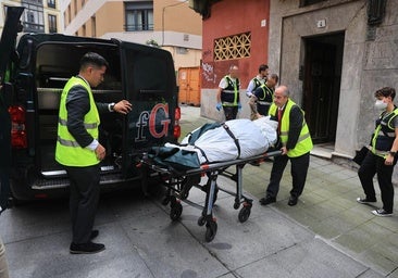 Crimen de una mujer en Gijón: los vecinos vieron al detenido apuñalar peluches desde una ventana