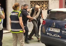 Momento de la detención del hombre tras hallar el cuerpo sin vida de una mujer dentro de un cubo de basura.