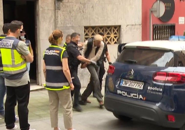 Momento de la detención del hombre tras hallar el cuerpo sin vida de una mujer dentro de un cubo de basura.