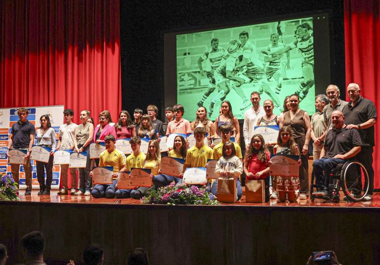 Foto de familia de los becados por logros deportivos.