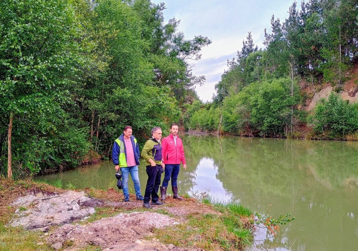 Juan Cañal y David Villar, en la laguna del Enguilu