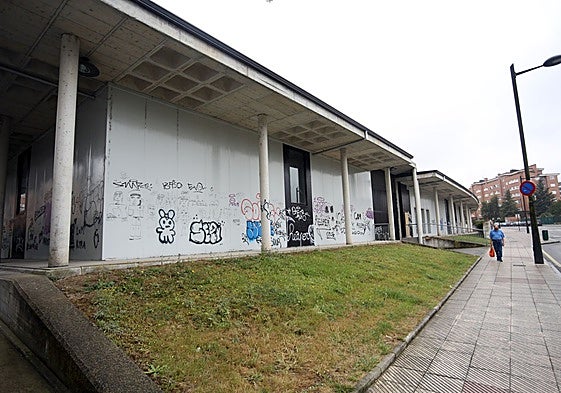 El fallido mercado de abastos de La Corredoria, que el Ayuntamiento de Oviedo prevé convertir en un centro social integrado, cubierto de grafitis.
