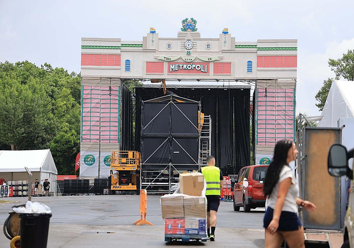 Montaje del escenario de Metrópoli, en el recinto ferial Luis Adaro.