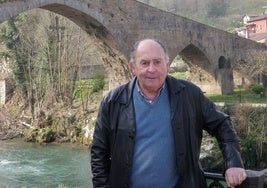 Santiago Pendás, junto al puente romano de Cangas de Onís.
