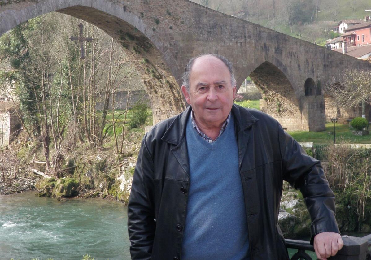 Santiago Pendás, junto al puente romano de Cangas de Onís.