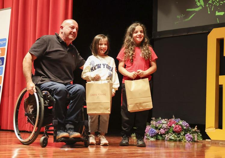 Ladi Pandiella, presidente del Cosa Nuesa, con los dos jóvenes deportistas condecorados pero no becados por no alcanzar la edad baremable.