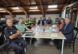 Mandos policiales con representantes de El Musel, Policía Portuaria y la directora del Puerto Deportivo.