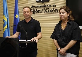 El nuevo concejal socialista, Rodrigo Sánchez, y la portavoz del grupo, Carmen Eva Pérez Ordieres, en la sala de prensa del Ayuntamiento de Gijón.
