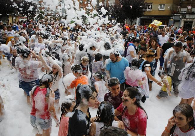 Fiesta de la espuma en las fiestas de San Pedro de La Felguera.