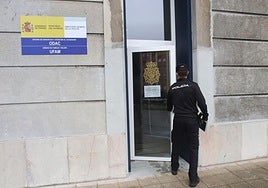Un agente accede a la oficina de denuncias y atención al ciudadano ubicadas en el cuartel de Buenavista, en Oviedo.