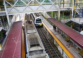 Trenes de Feve en el apeadero de Parque Principado, en Siero.