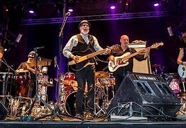 El músico y cantante brasileño, afincado en Asturias, durante una actuación con su grupo.