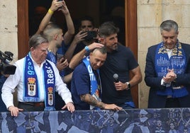 Alfredo Canteli, Santi Cazorla, Veljko Paunović y Martín Peláez en el balcón del Ayuntamiento el pasado domingo.