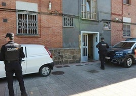 Agentes de la Policía custodian el portal en cuyo primer piso fue asesinada M. C. G. en 2023