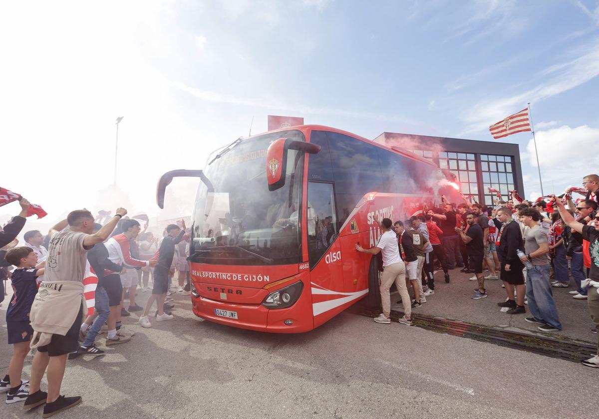 La afición despide al autobús del Sporting antes de uno de sus desplazamientos.