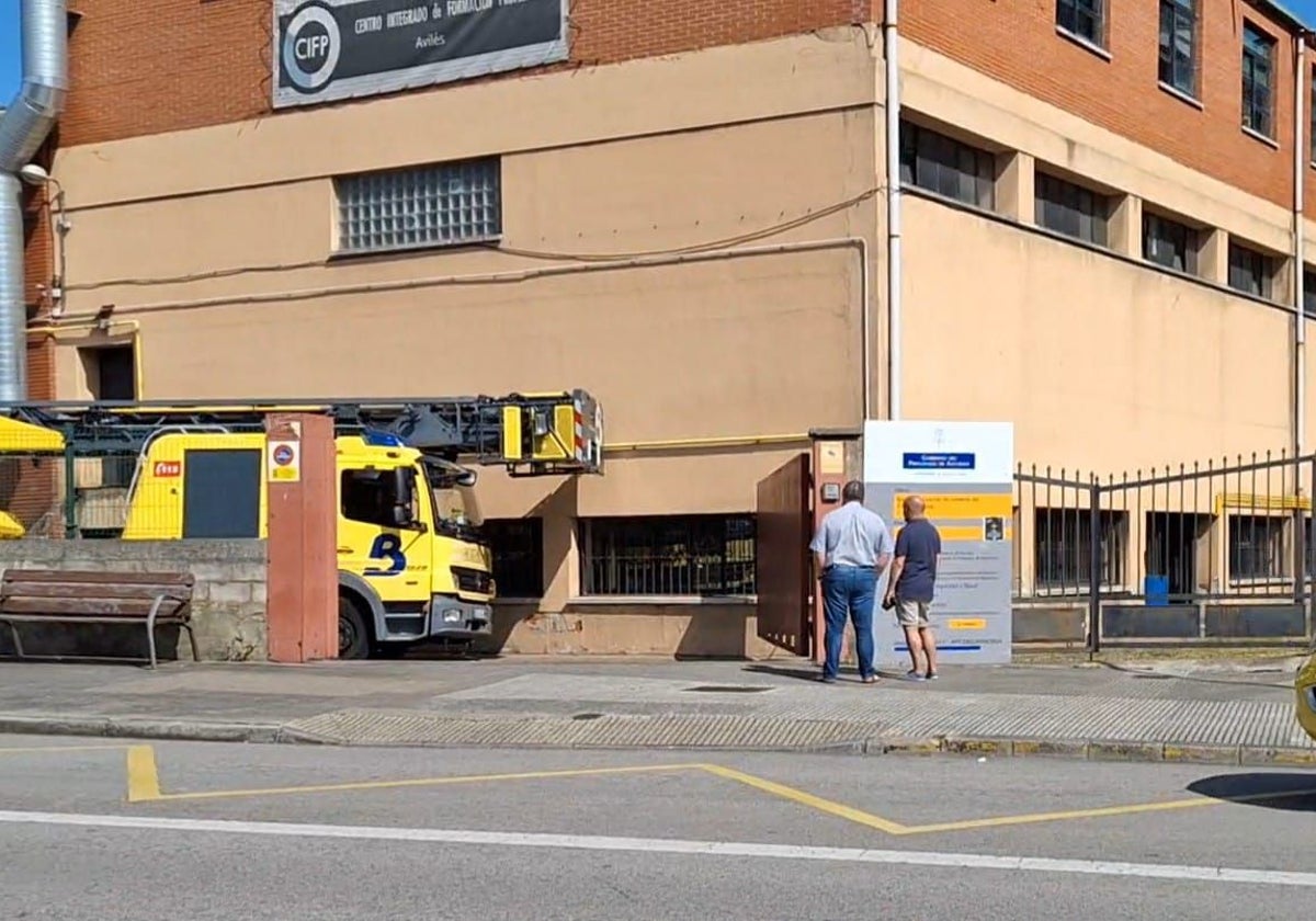 El vehículo de bomberos en el exterior del centro de FP de Avilés.